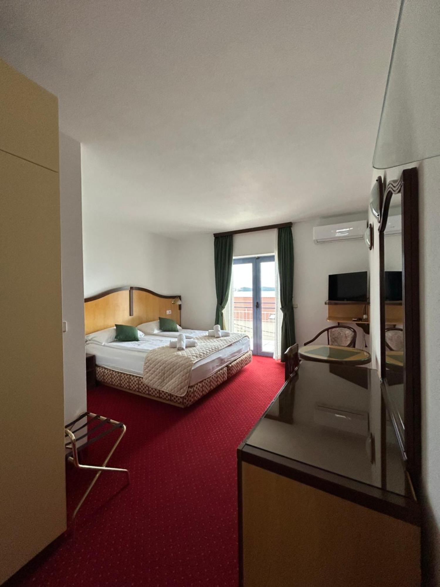 Hotel Bavaria Trogir Seget Donji Luaran gambar
